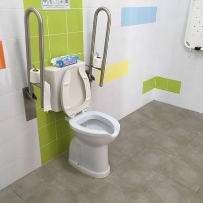 Inodoro para discapacitados con barras de sujeción.