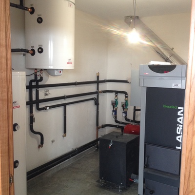 Instalacion para calefaccion y agua caliente en montalbo