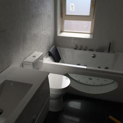 INSTALACIÓN BAÑERA HIDROMASAJE Y FONTANE´RIA VIVIENDA PARTICULAR.