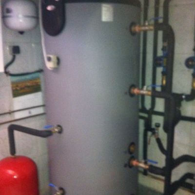 Instalación compleja de caldera con depósito de inercia