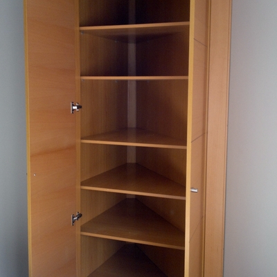 Instalación de armario empotrado en paredes irregulares