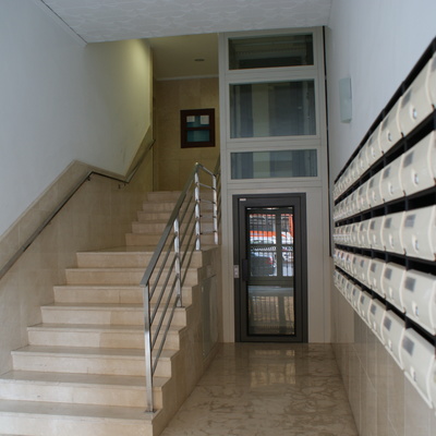 Instalación de ascensor con estructura exterior