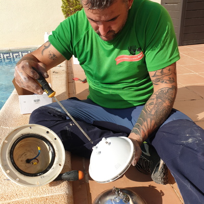 Instalación de focos en piscina