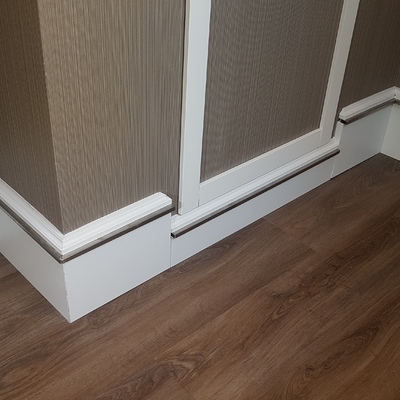 instalación de rodapie especial con acero inox