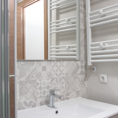 Instalación de toallero en baño