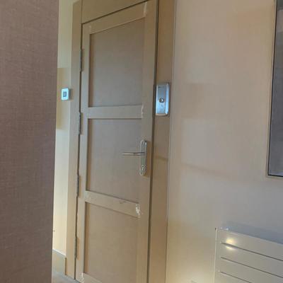 Instalación de puerta en ascensor