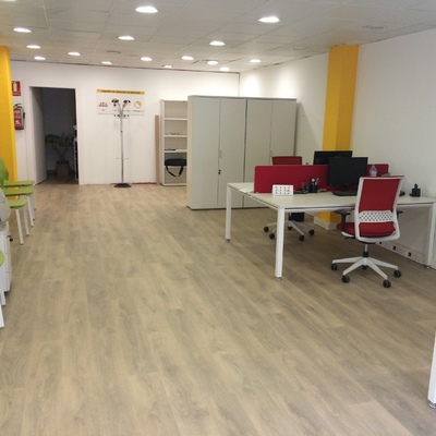 INSTALACION SUELO LAMINADO EN OFICINA