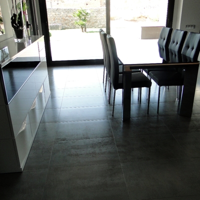 Interior con porcelánico