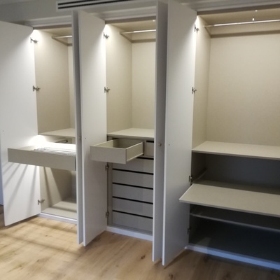 Armarios con puertas lacadas e iluminación LED