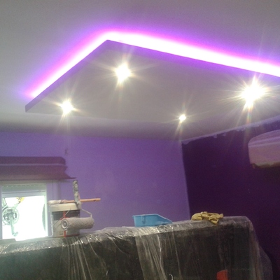 Techo con isleta y franja con  tira led y halogenos   integrado realizado por PINTUPLADUR MADRID