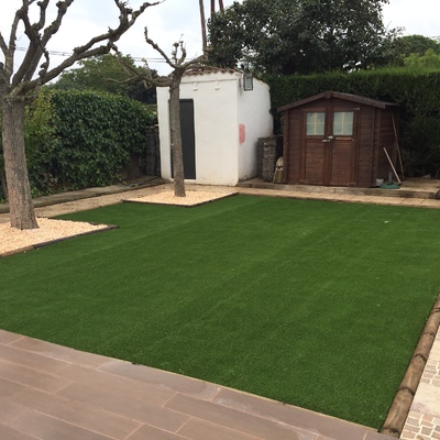 Jardin cesped verdalia 35 mm más gravas y perfil de madera