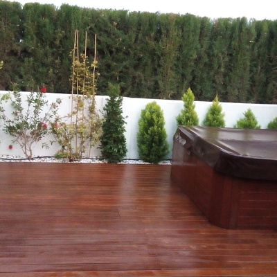 Restauración madera de un patio y una bañera hidromasaje