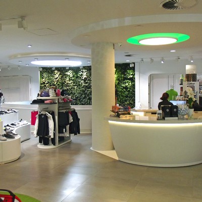 Jardín vertical en Marbella para una tienda de golf