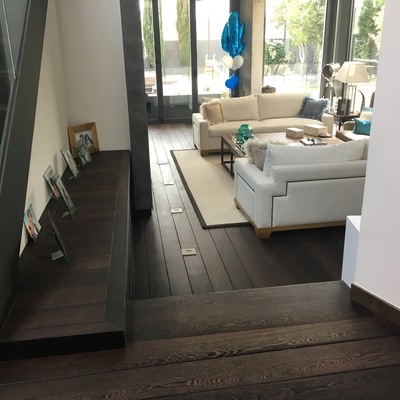 JARDINERA CONDENADA CON ENTARIMADO DE WENGUE , PEGADA A ESCALERA 