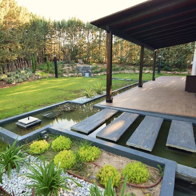 Jardines exteriores. Río y estanques perimetrales