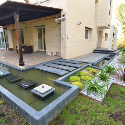 Jardines exteriores. Río y estanques perimetrales