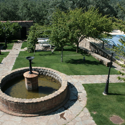 JARDINES, FUENTE, PISCINA EN CHALET