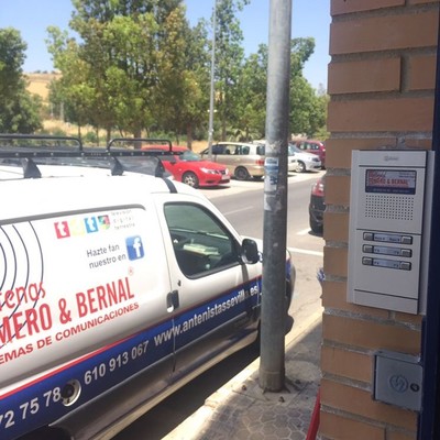 Sustitución de portero electrónico en Camas