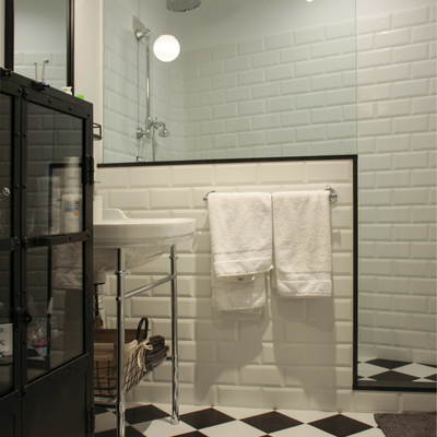 Baño en blanco y negro