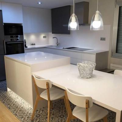 La cocina con su isleta y mesa