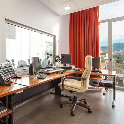 La fachada de una radio clásica pero moderna