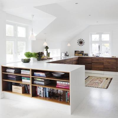 LA ISLA DE LA COCINA SE HA USADO COMO SEPARADOR DE AMBIENTES Y LIBRERÍA