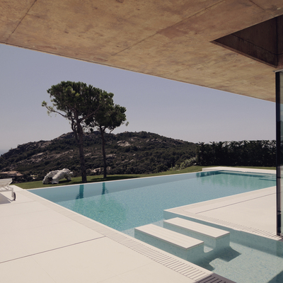 La pérgola de hormigón tintado