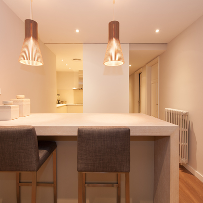 Lámparas colgantes en barra de cocina