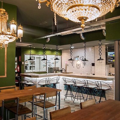 Lamparas de araña con barra de fondo