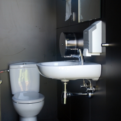 Lavabo de cortesía en piscina situada en Golf.