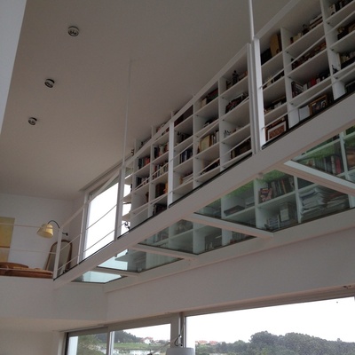 Librería en salon con vistas