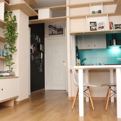 Librería que integra estudio y comedor.