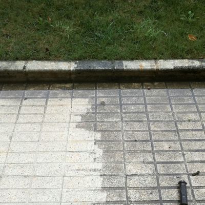 LIMPIEZA DE SUELO CON MÁQUINA DE PRESIÓN DE AGUA