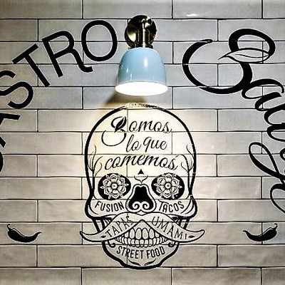 Logo con vinilo sobre pared