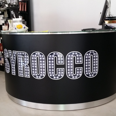 Logo de la empresa con vinilo de impresión.