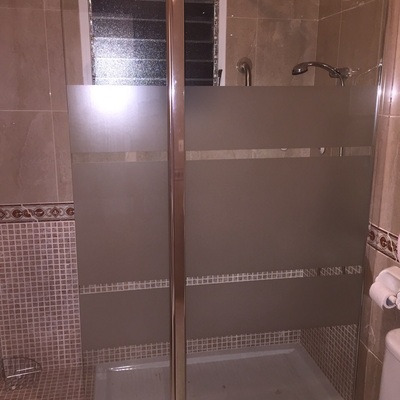 MAMPARA FIJA CON ABATIBLE