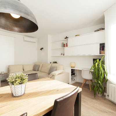 Mesa de comedor con lámpara de techo