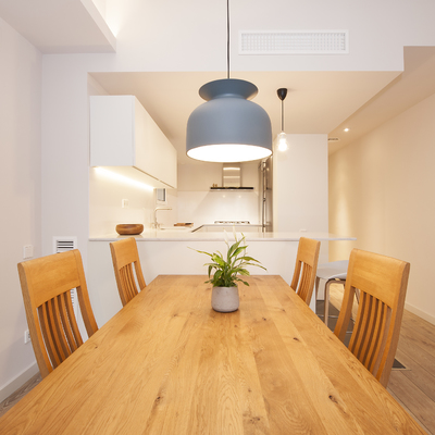 Mesa de madera del comedor