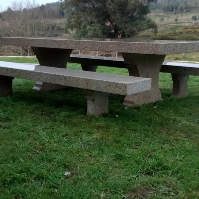 Mesa en jardín