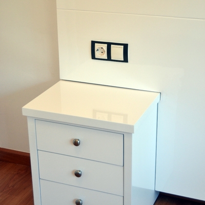 Mesita y cabecero lacados a medida