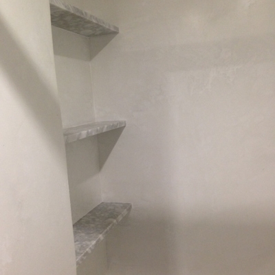 Aplicación de microcemento en reforma de baño