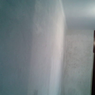 Paredes de una habitación ya sin gotelé y preparada para pintar