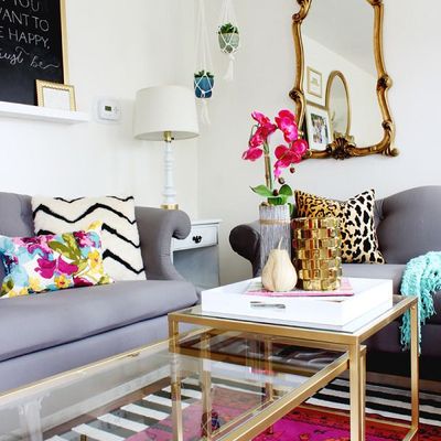 salón con complementos en dorado