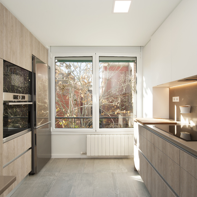 Mobiliario de cocina en blanco y madera de tonos medios