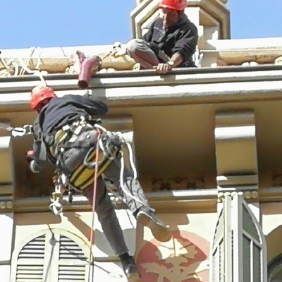 Instalacion de redes antipalomas en orificios ventilacion mediante Trabajos verticales