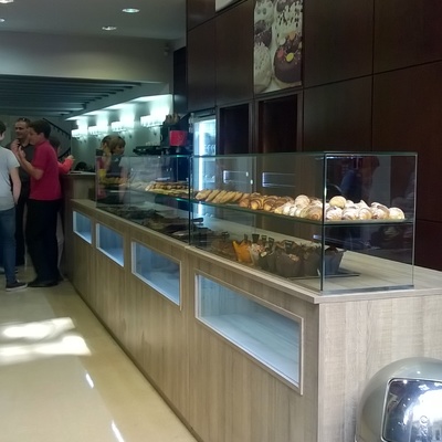 Mostradores para una granja -cafeteria en Tarragona