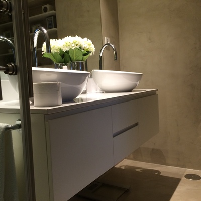 Mueble a medida en baño con acabado en microcemento