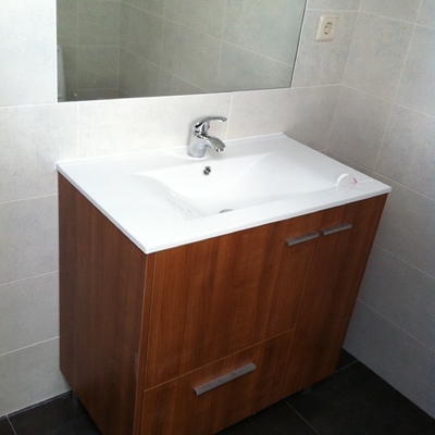 Mueble cerezo y espejo, Alicatados de ROCA