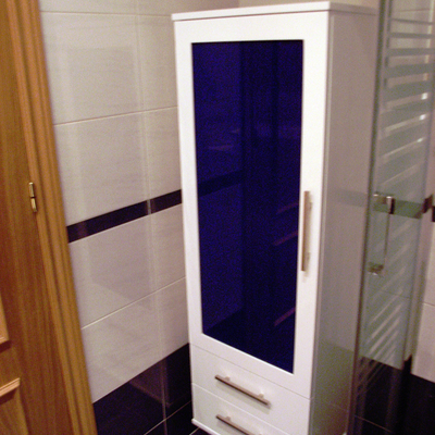 Mueble columna blanca con cristal