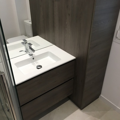 Mueble de Baño con escobero a medida